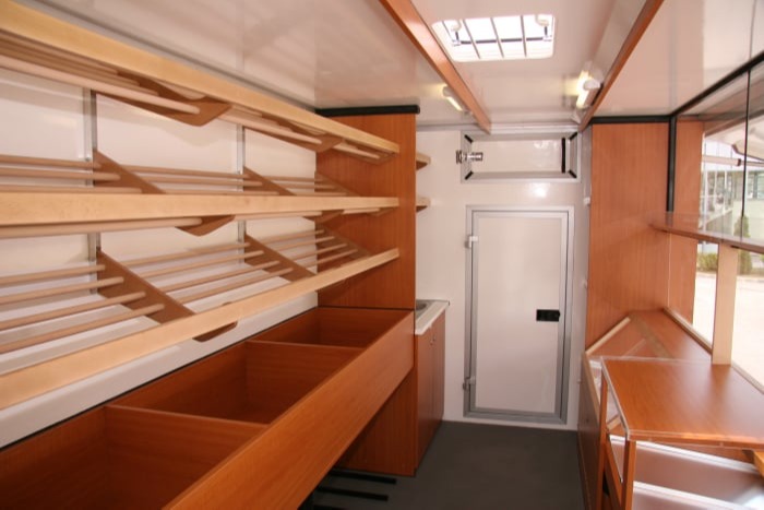 mozgóbolt, kenyeres autó